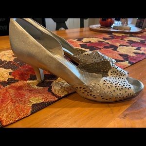 Bandolino Gold Heels!
